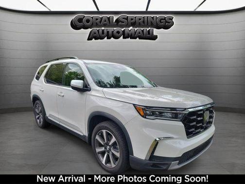 White 2023 Honda Pilot Touring