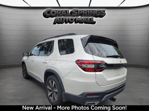 White 2023 Honda Pilot Touring
