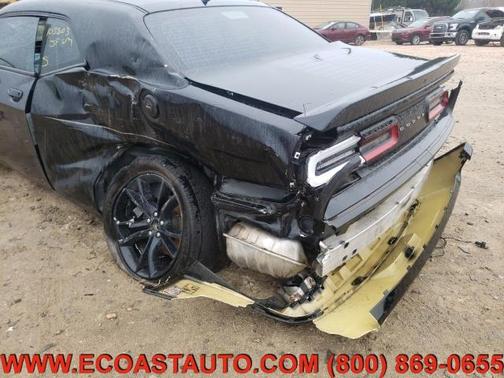Photo 5 of 10 of 2017 Dodge Challenger SXT