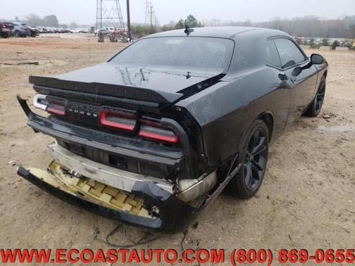 Photo 4 of 10 of 2017 Dodge Challenger SXT
