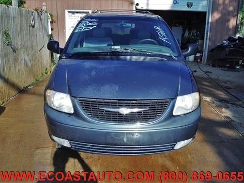 Photo 5 of 12 of 2002 Chrysler Town & Country Limited