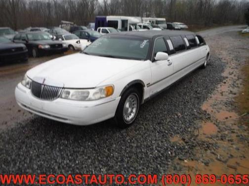 Photo 1 of 12 of 2000 Lincoln Town Car Executive