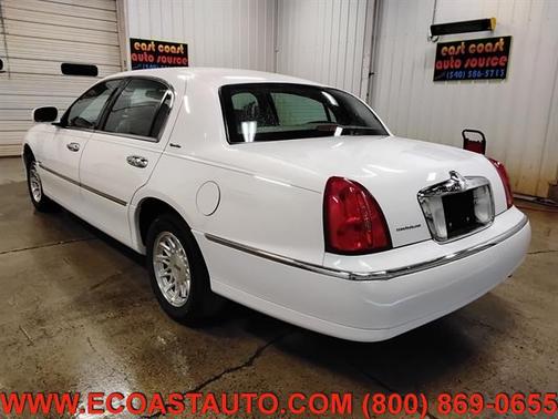 Vibrant White 1999 Lincoln Town Car Signature