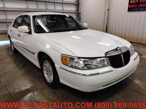 Vibrant White 1999 Lincoln Town Car Signature