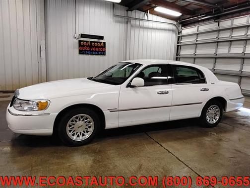 Vibrant White 1999 Lincoln Town Car Signature