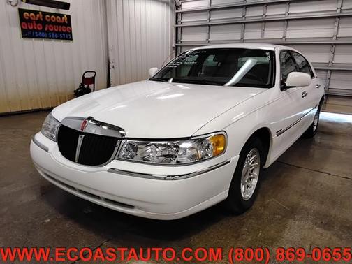 Vibrant White 1999 Lincoln Town Car Signature