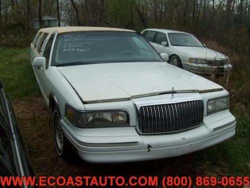 Photo 2 of 7 of 1996 Lincoln Town Car Executive