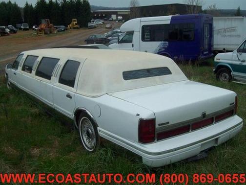 Photo 3 of 7 of 1996 Lincoln Town Car Executive