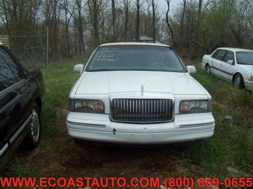Photo 4 of 7 of 1996 Lincoln Town Car Executive