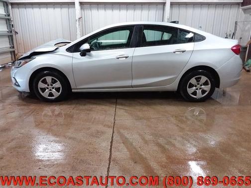 Photo 1 of 17 of 2018 Chevrolet Cruze LS