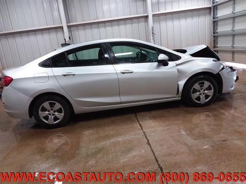 Photo 4 of 17 of 2018 Chevrolet Cruze LS