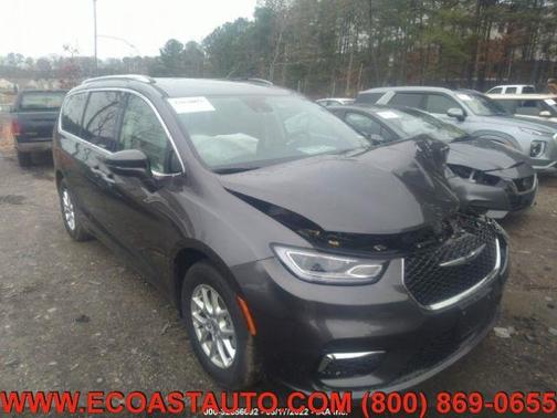 Photo 3 of 10 of 2021 Chrysler Pacifica Touring-L