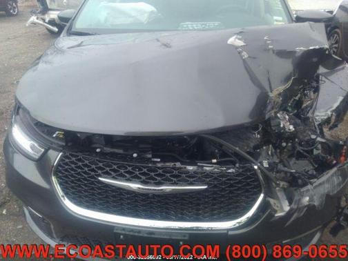 Photo 5 of 10 of 2021 Chrysler Pacifica Touring-L