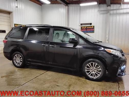 Infinite Black Metallic Clearcoat 2020 Toyota Sienna XLE