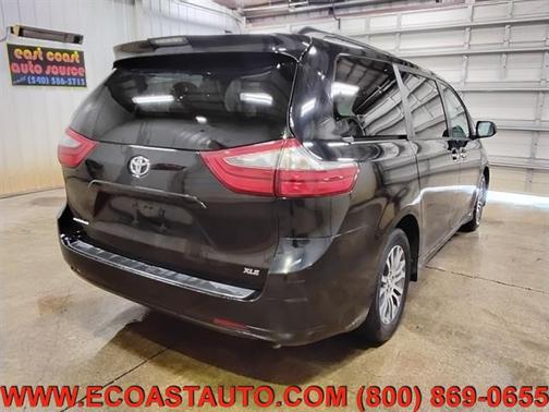 Infinite Black Metallic Clearcoat 2020 Toyota Sienna XLE