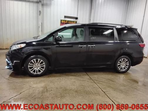 Infinite Black Metallic Clearcoat 2020 Toyota Sienna XLE