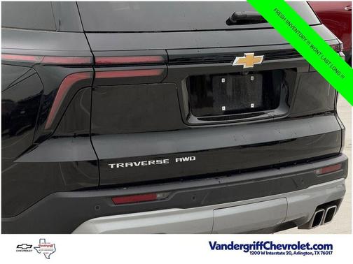 Mosaic Black Metallic 2025 Chevrolet Traverse LT