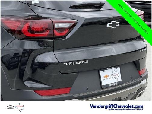 Mosaic Black Metallic 2026 Chevrolet Trailblazer ACTIV