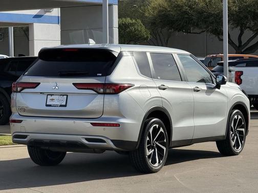 2023 Mitsubishi Outlander SE