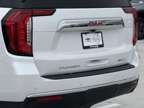 White Frost Tricoat 2022 GMC Yukon SLT