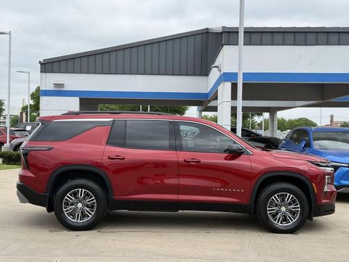 Radiant Red Tintcoat 2024 Chevrolet Traverse LT