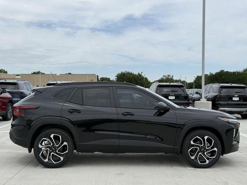 Mosaic Black Metallic 2026 Chevrolet Trax FWD 2RS