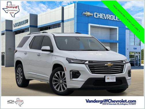Iridescent Pearl Tricoat 2023 Chevrolet Traverse Premier