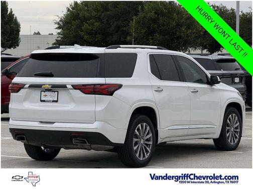Iridescent Pearl Tricoat 2023 Chevrolet Traverse Premier