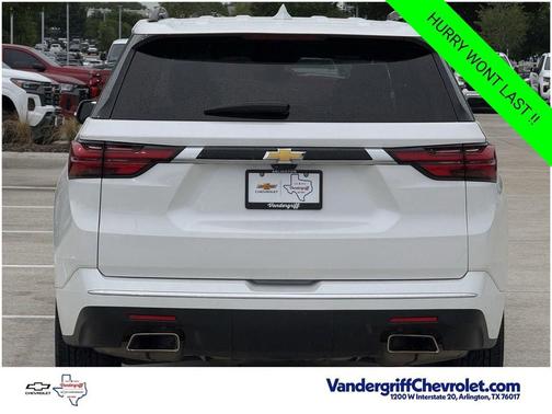 Iridescent Pearl Tricoat 2023 Chevrolet Traverse Premier