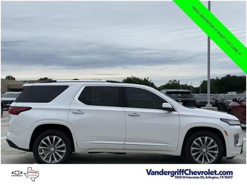 Iridescent Pearl Tricoat 2023 Chevrolet Traverse Premier