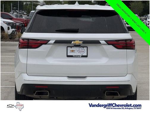 Iridescent Pearl Tricoat 2023 Chevrolet Traverse Premier