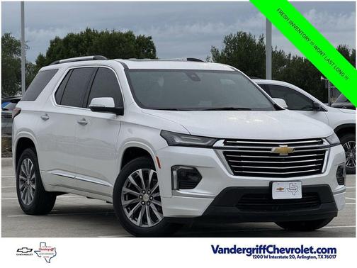 Iridescent Pearl Tricoat 2023 Chevrolet Traverse Premier