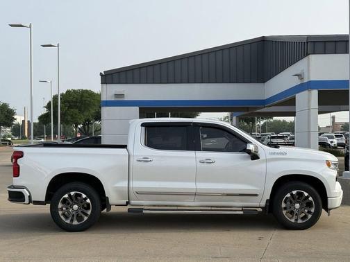 Iridescent Pearl Tricoat 2022 Chevrolet Silverado 1500 High Country
