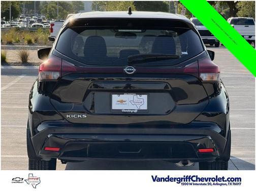 Super Black 2022 Nissan Kicks S