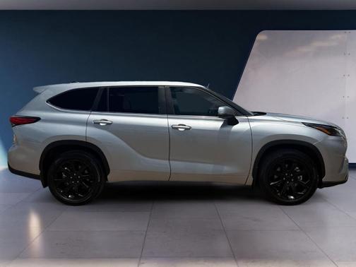 Celestial Silver Metallic 2023 Toyota Highlander LE