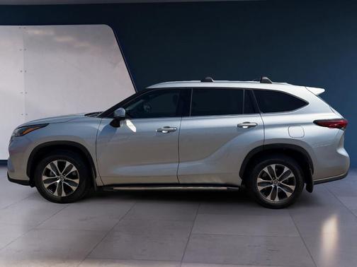 Celestial Silver Metallic 2022 Toyota Highlander Hybrid XLE