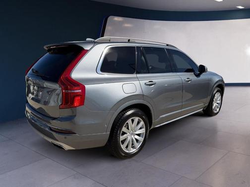 2017 Volvo XC90 T6 Momentum