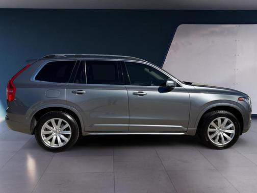 2017 Volvo XC90 T6 Momentum
