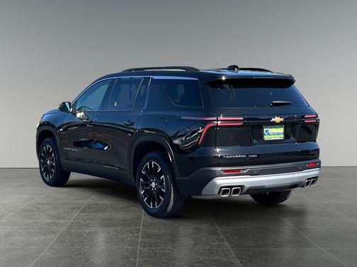 Mosaic Black Metallic 2025 Chevrolet Traverse LT
