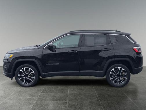Diamond Black Crystal Pearlcoat 2022 Jeep Compass Limited