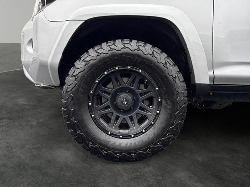 Classic Silver Metallic 2016 Toyota 4Runner SR5