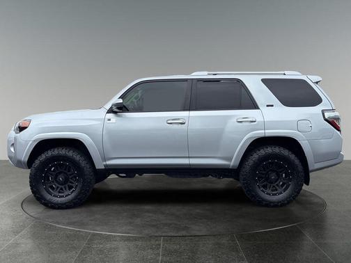 Classic Silver Metallic 2016 Toyota 4Runner SR5