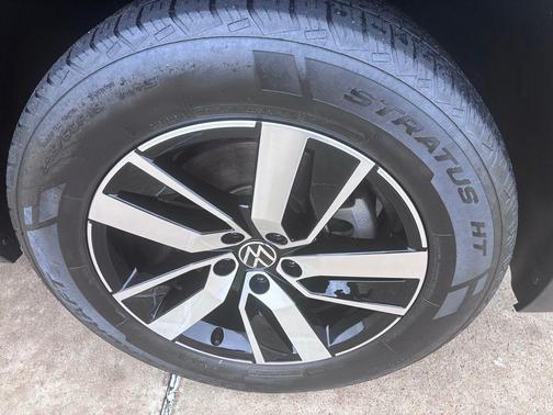 Platinum Gray Metallic 2021 Volkswagen Atlas 2.0T SE