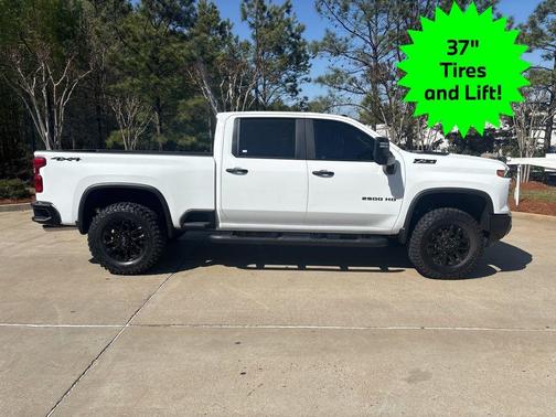 Summit White 2026 Chevrolet Silverado 2500 Custom
