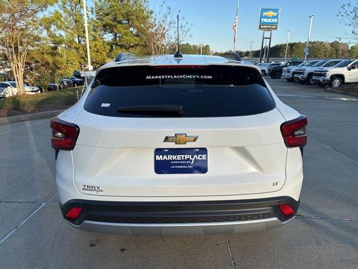Summit White 2025 Chevrolet Trax LT