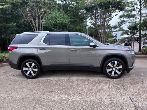 Pepperdust Metallic 2018 Chevrolet Traverse LT Leather