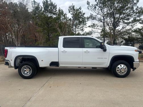Summit White 2026 Chevrolet Silverado 3500 LT