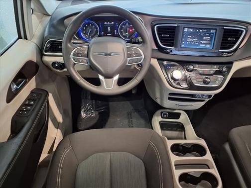 Silver Mist Clearcoat 2023 Chrysler Voyager LX