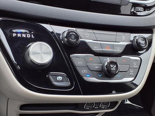 Brilliant Black Crystal Pearlcoat 2021 Chrysler Voyager LXI