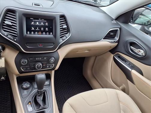 Light Brownstone Pearlcoat 2019 Jeep Cherokee Latitude